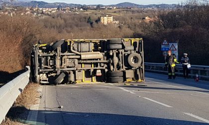 Camion ribaltato sulla Novedratese tra Giussano e Briosco, traffico in tilt FOTO