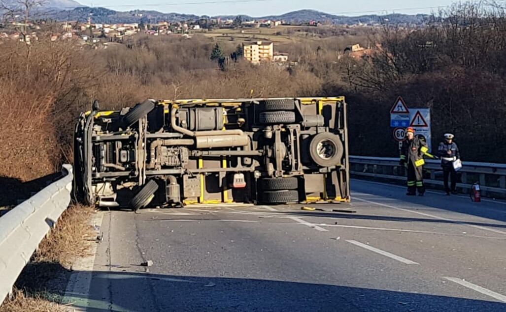 Camion ribaltato sulla Novedratese tra Giussano e Briosco, traffico in tilt FOTO