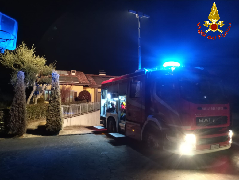 Incendio tetto all’alba, Vigili del fuoco al lavoro per ore FOTO