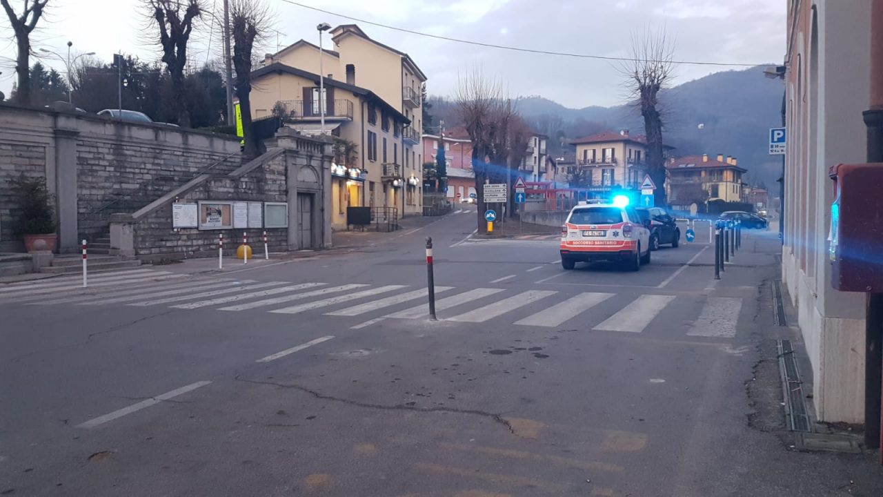 Malore improvviso, anziano cade e viene soccorso
