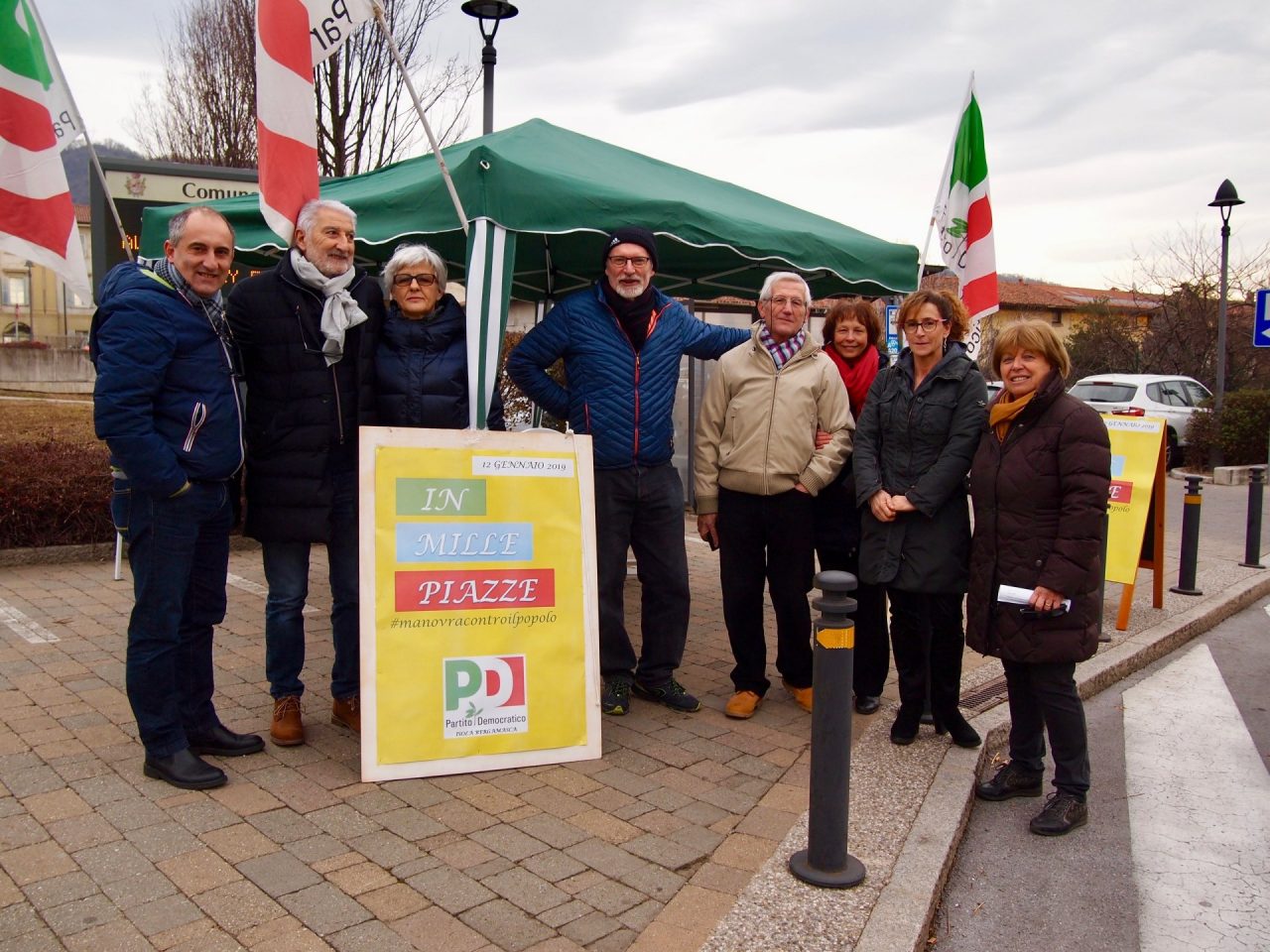 Pd Carvico in piazza contro il Governo
