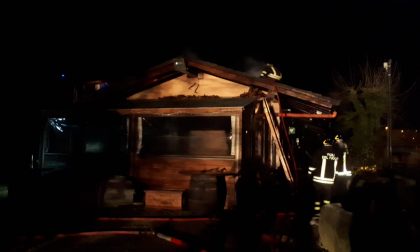 Incendio devastante in un maneggio, ferito un cavallo FOTO