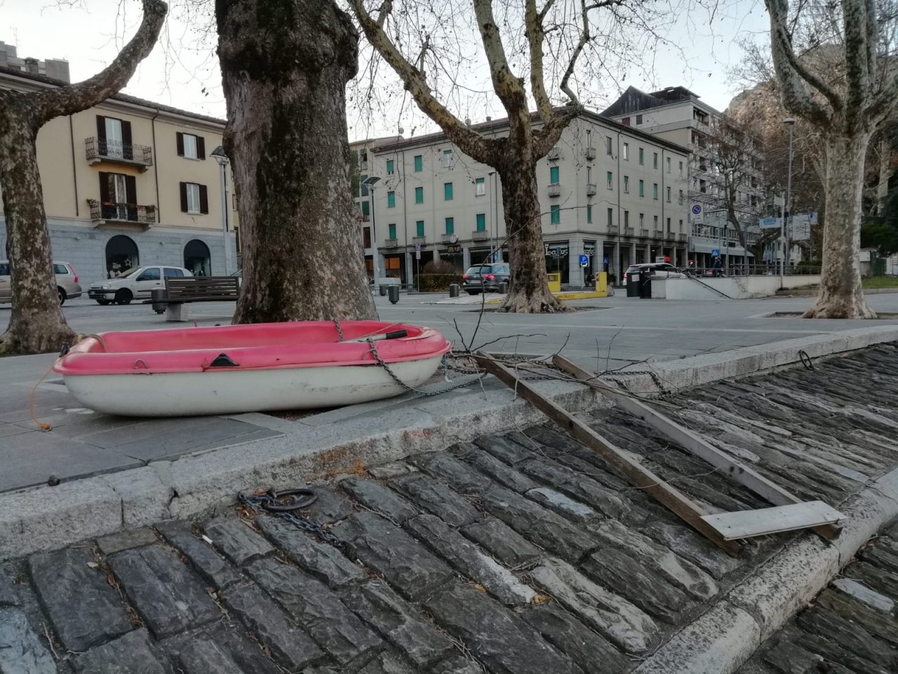 “Cinquanta chili di barca sollevata e spiaggiata sul lungolago”