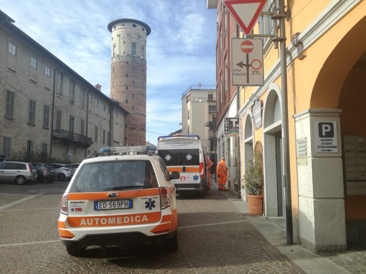 Malore al bar, anziano trasportato al Pronto soccorso di Merate