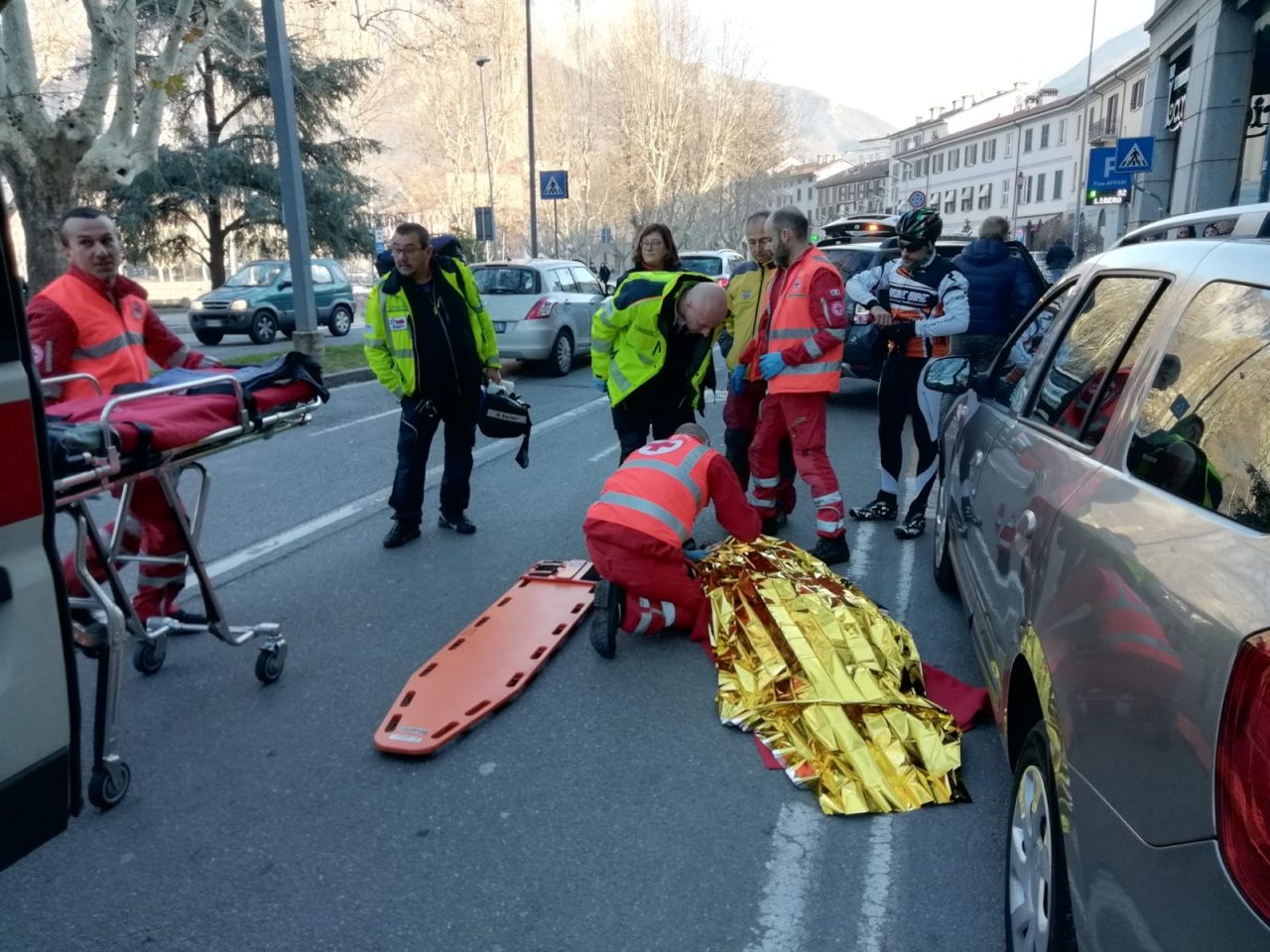 Donna anziana a terra, codice rosso sul lungolago Isonzo