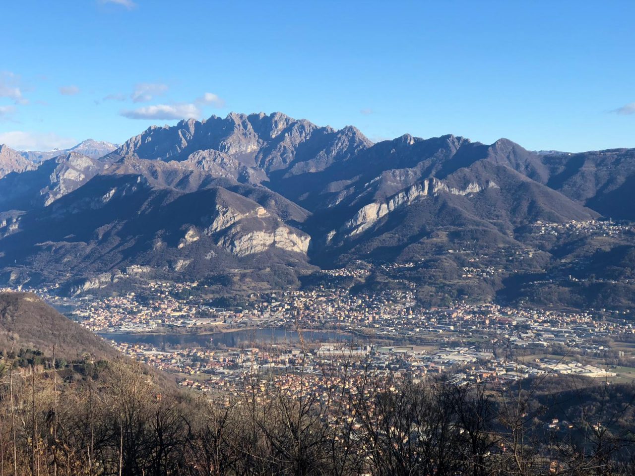 Panorami mozzafiato passeggiando sulle colline brianzole il giorno dell’Epifania. Guarda tutte le foto