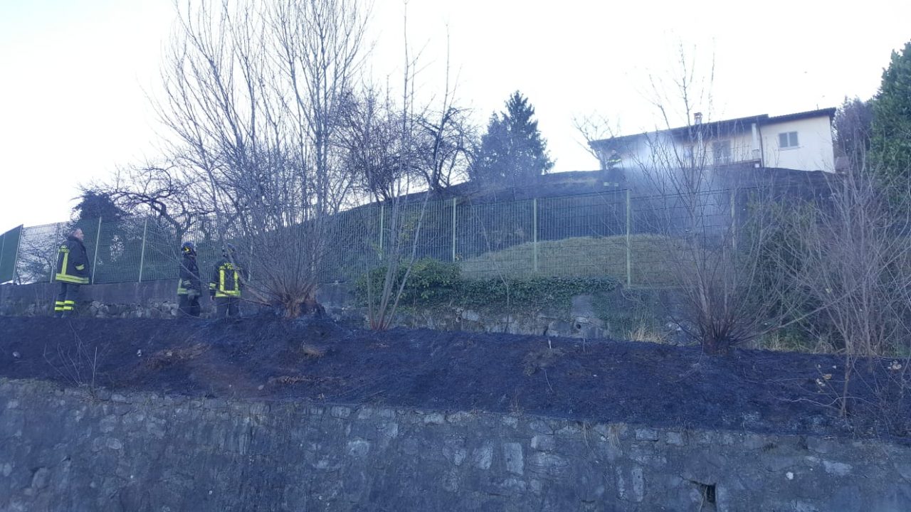 Incendio sterpaglie nei pressi del cimitero, intervengono i Vigili del fuoco