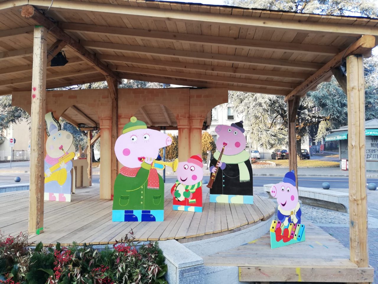 La Banda delle Peppe prende a sorpresa il posto del presepe FOTO