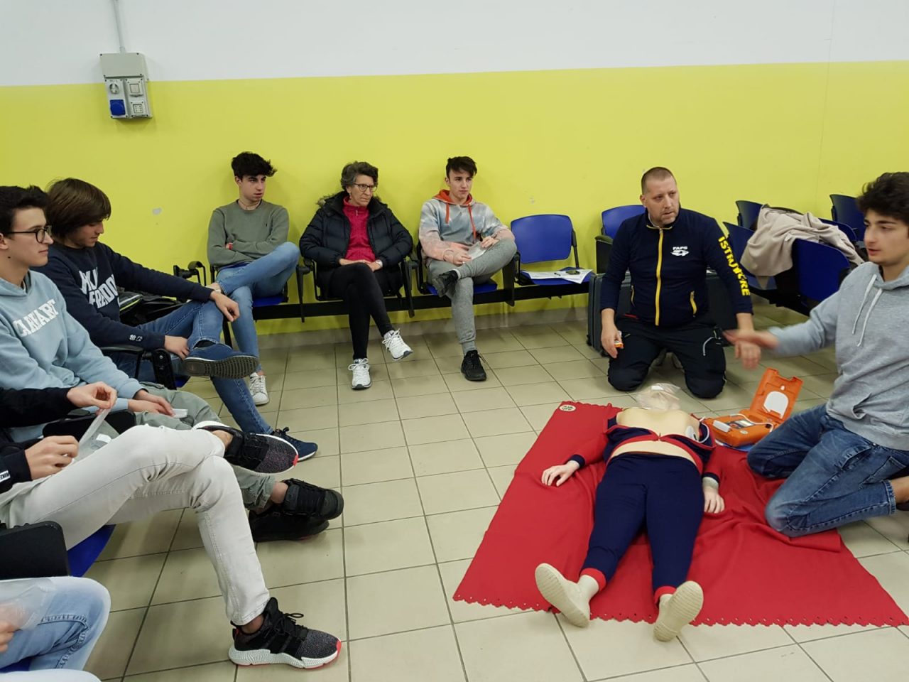 Gli studenti lecchesi imparano a salvare un vita con il defibrillatore FOTO