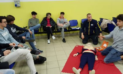 Gli studenti lecchesi imparano a salvare un vita con il defibrillatore FOTO