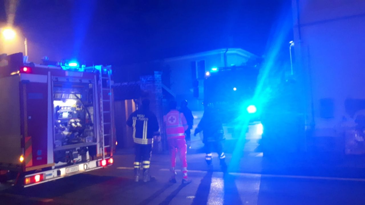 Incendio in una abitazione: intervento di Vigili del Fuoco, sanitari e Carabinieri