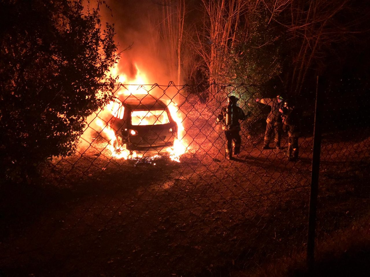 Auto in fiamme nei boschi vicino all’Osservatorio VIDEO