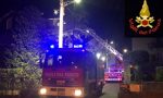 A fuoco il tetto di una casa: pompieri al lavoro per ore FOTO