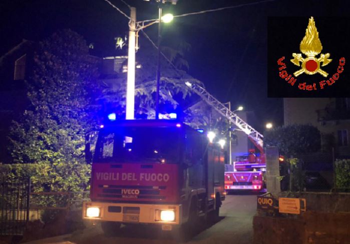 A fuoco il tetto di una casa: pompieri al lavoro per ore FOTO