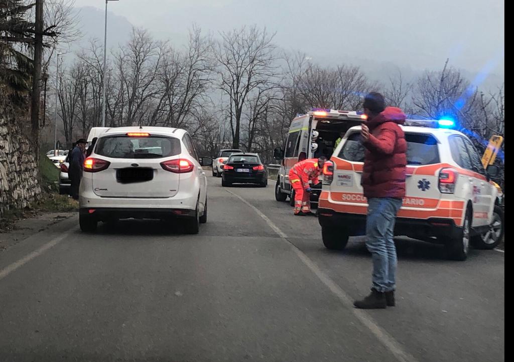 Caduta da bici lungo la strada provinciale, un ferito FOTO