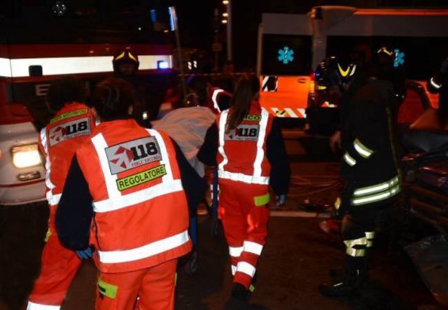 Auto incendiata dopo lo schianto contro una vettura parcheggiata