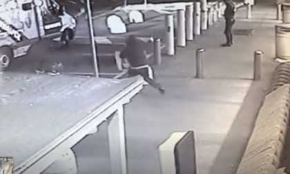 Assalto con pistole e kalashnikov IMPRESSIONANTE  VIDEO
