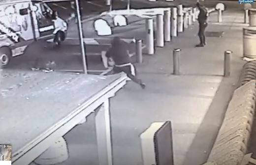 Assalto con pistole e kalashnikov IMPRESSIONANTE  VIDEO