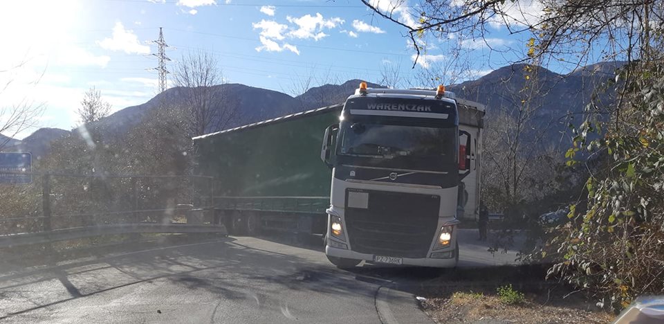 Ancora un camion incastrato. Multato l’autista