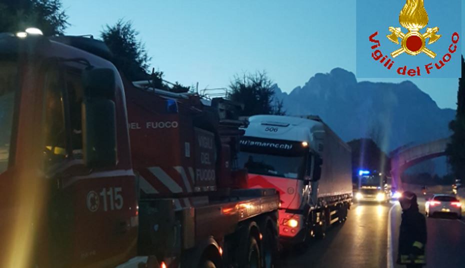 Camion incastrati e in panne: super lavoro per i Vigili del Fuoco FOTO