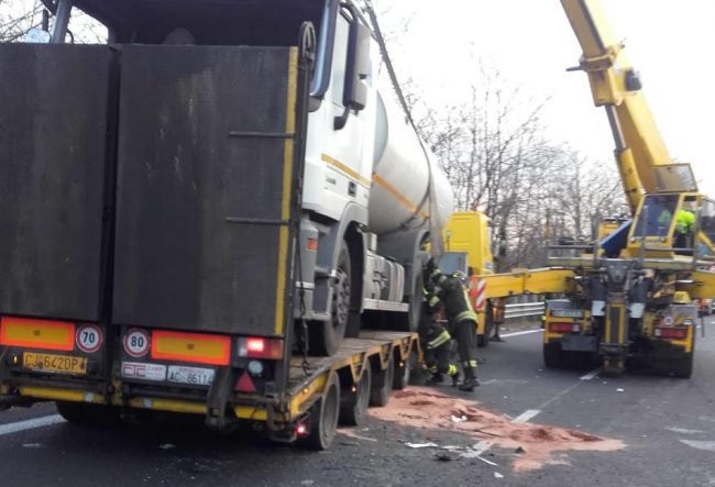 Cisterna ribaltata, Statale 36 ancora bloccata
