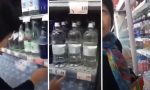 Cliente cinese ripresa e ridicolizzata dall'addetto del supermercato VIDEO