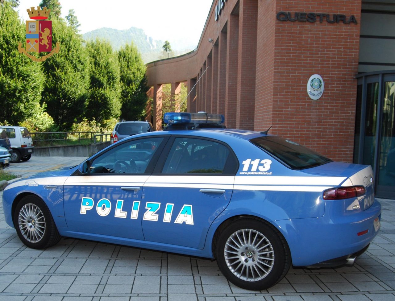 “Abusivi” nell’area dei pompieri: uno diventa violento e aggredisce un poliziotto