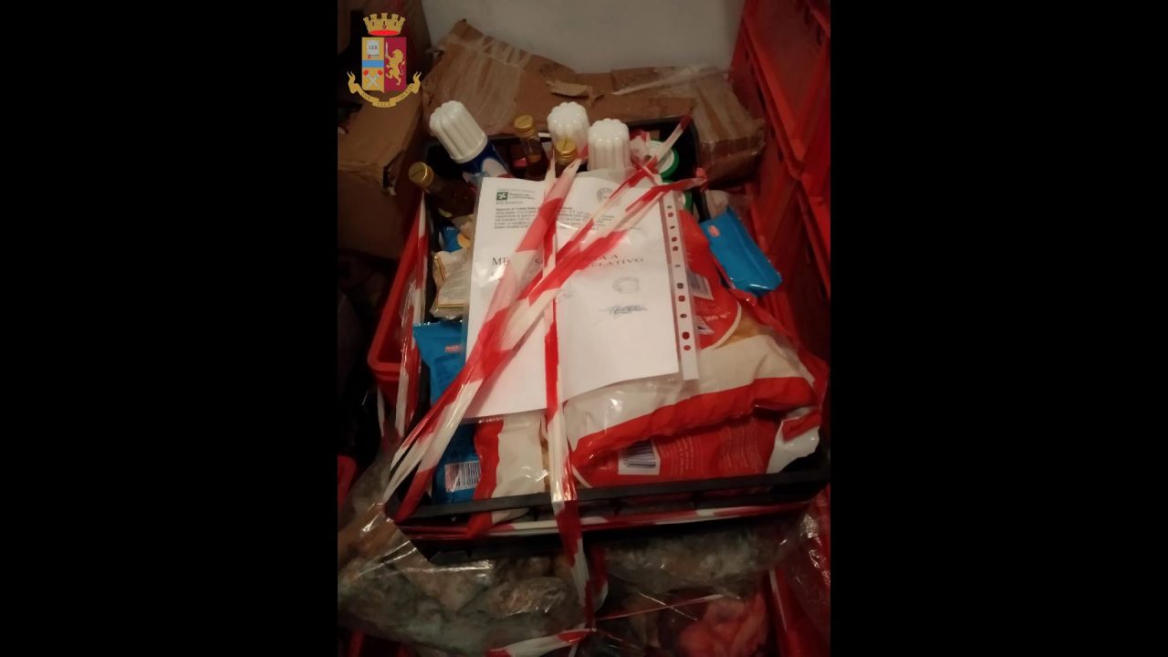 Sporcizia e alimenti mal conservati: intervento di polizia e Ats in un negozio a Lecco