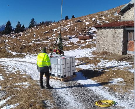 Gelo e siccità: mix letale nel Lecchese. Acqua portata in elicottero in Valle FOTO E VIDEO