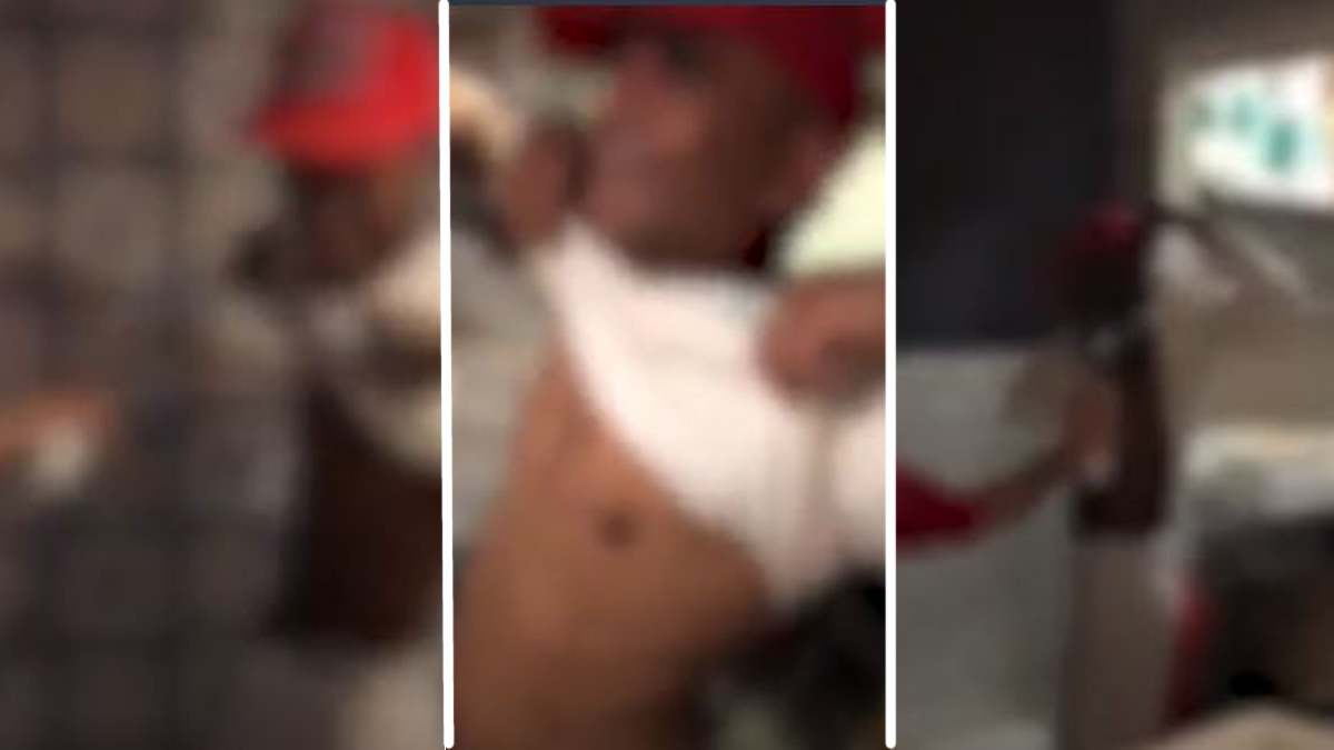 In pizzeria deodorante spruzzato su lavoratori di colore VIDEO