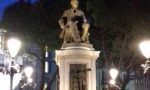 Il Manzoni illuminato a nuovo e i ponteggi in piazza Cermenati