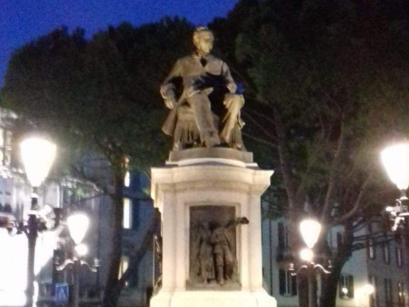 Il Manzoni illuminato a nuovo e i ponteggi in piazza Cermenati