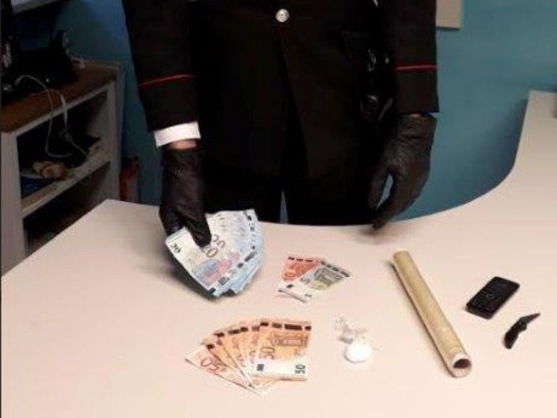 Cocaina e coltello in tasca, arrestato 23enne