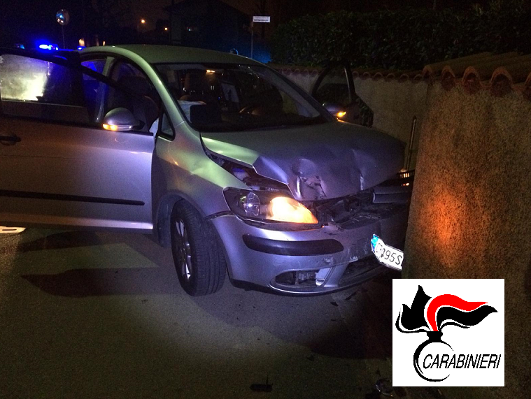 Inseguito dai carabinieri e arrestato, in auto aveva hashish e cocaina