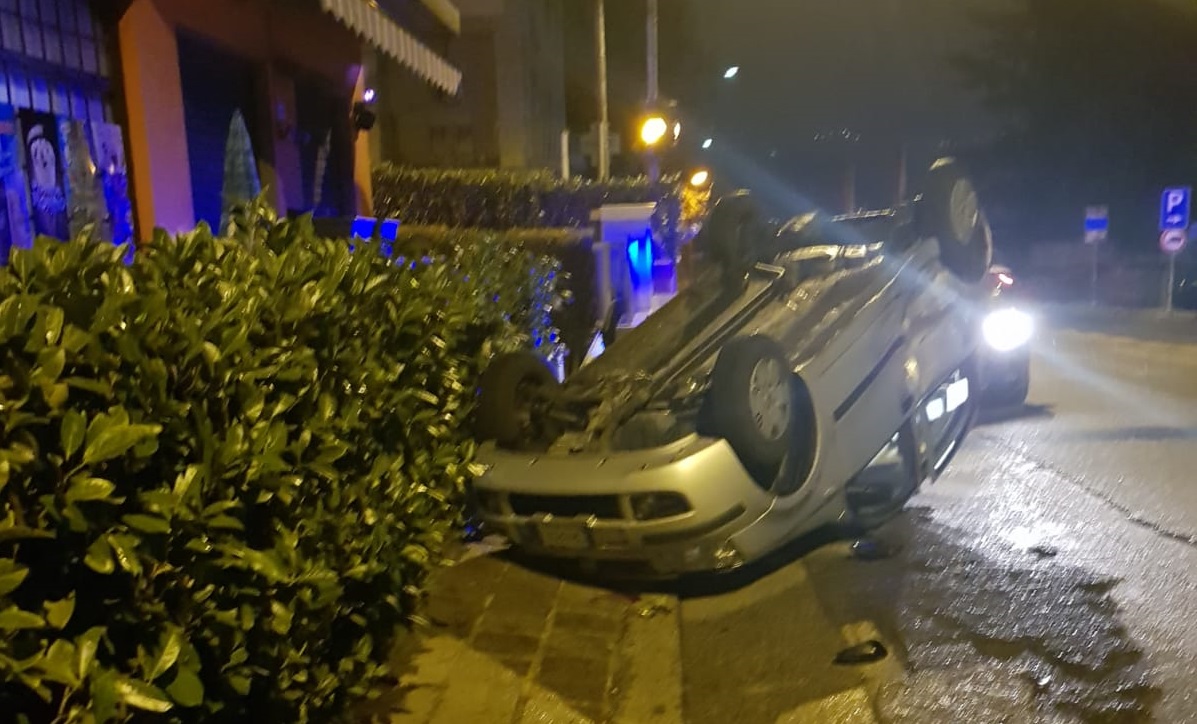 Si ribalta a Grandate, salva per miracolo donna in bici. Si cerca chi ha provocato l’incidente VIDEO SHOCK