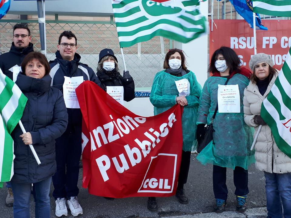 Lavoratori della sanità privata in presidio davanti alla Mangioni di Lecco FOTO