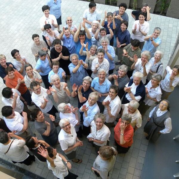 La vita per l’opera di un Altro: a Lecco la mostra sulle “Suorine”