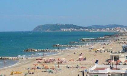 Malore in spiaggia: turista lecchese stroncato nelle Marche