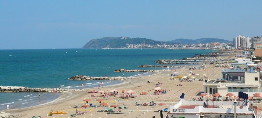 Malore in spiaggia: turista lecchese stroncato nelle Marche