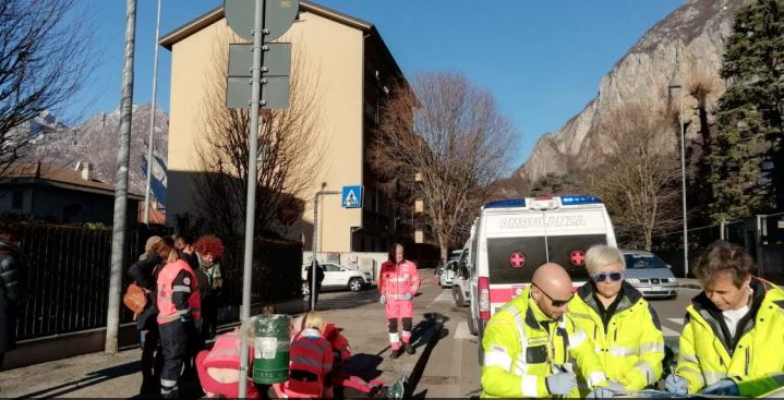 Paura a Lecco: due ragazzi travolti e investiti da un’auto FOTO