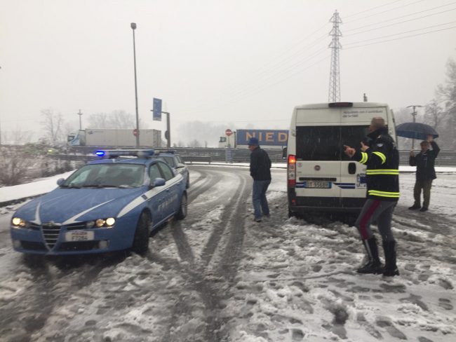Trasporto disabili in panne sulla Statale 36: bimba soccorsa dalla Polizia Stradale FOTO