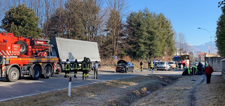 Scontro tra due auto e un camion: due donne ferite e traffico in tilt FOTO E VIDEO