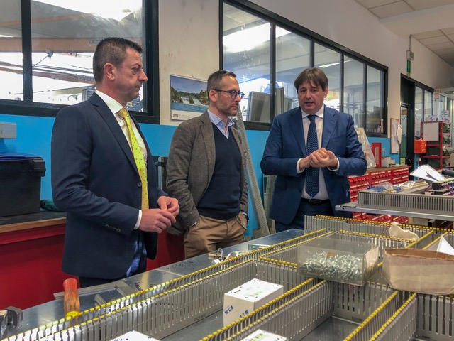 Eccellenze lecchesi: il consigliere Piazza in visita alla Carlo Salvi FOTO