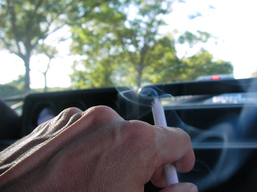 Divieto di fumo alla guida: ecco cosa ne pensano i nostri lettori