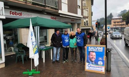 La Lega di Calolzio in piazza per il “capitano”: “Salvini non mollare”