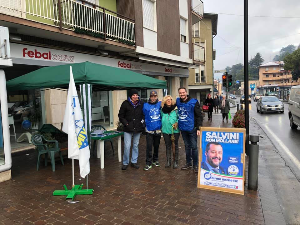 La Lega di Calolzio in piazza per il “capitano”: “Salvini non mollare”