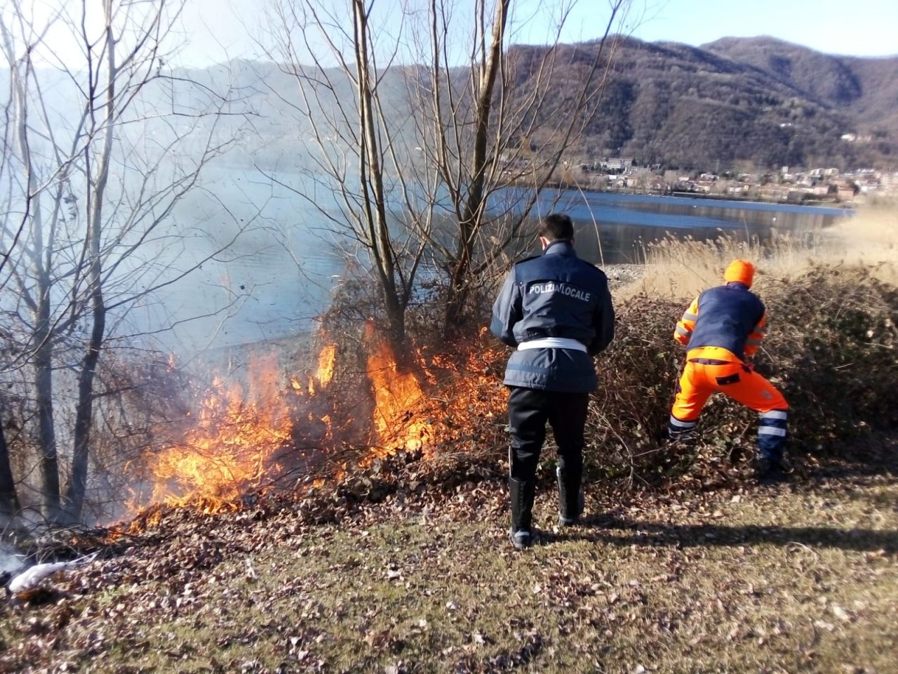 I Vigili del fuoco domano un incendio in zona Lavello FOTO E VIDEO