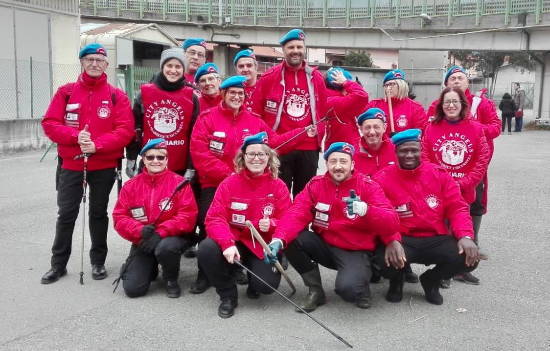I City Angels fanno pulizia sul lungolago di Pescate