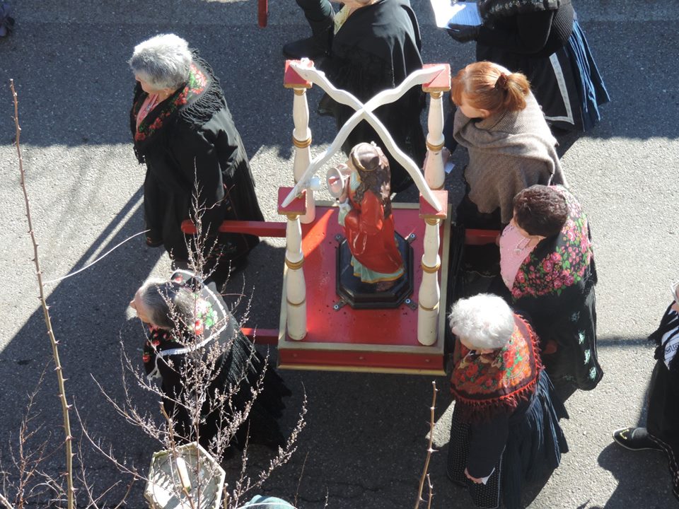 Donne, come da tradizione, trasportano la Santa Patrona Agata - foto di Luca Brambilla - 5 febbraio 2019