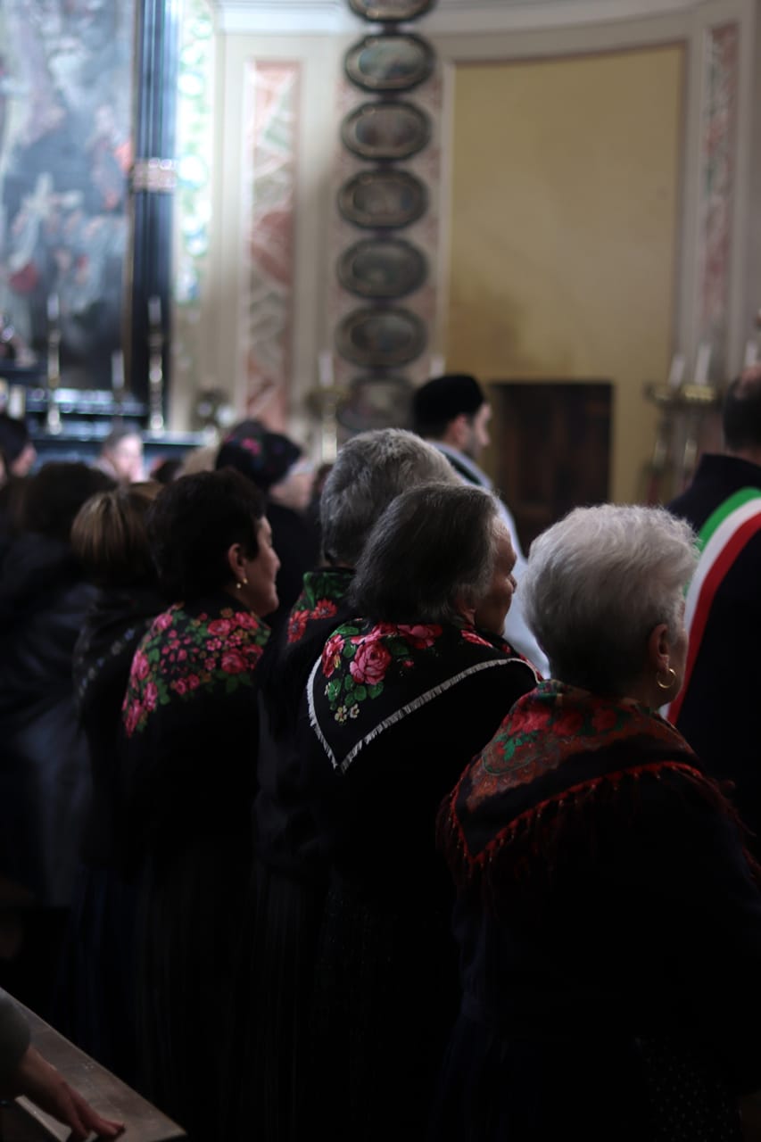 Donne con l'abito tradizionale durante la Messa Solenne - foto di Luca Brambilla - Tremenico, 5 febbraio 2019